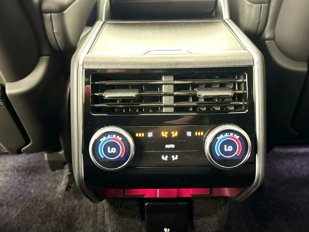Used 2023 White Land Rover Autobiography image 27