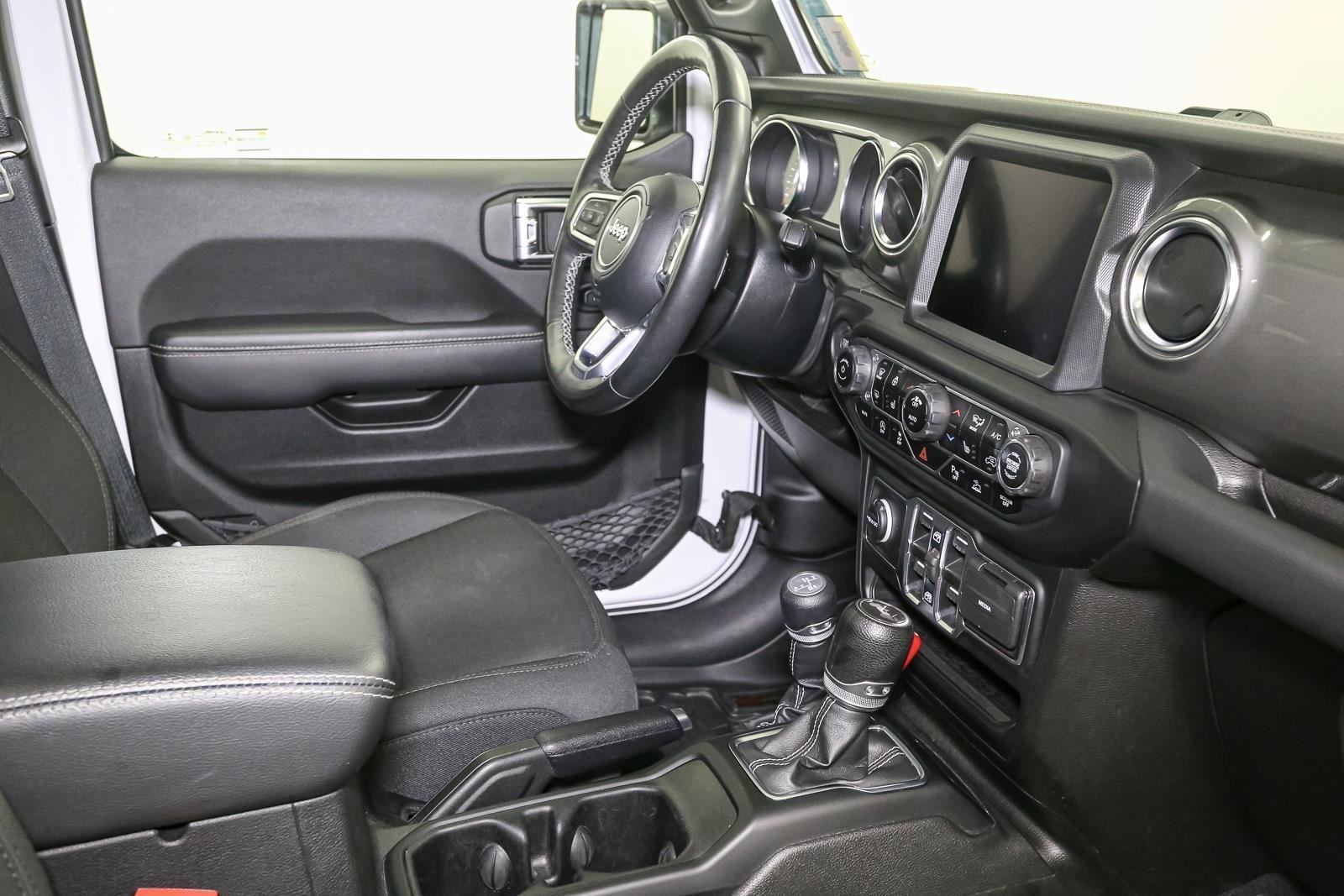 Used 2022 Bright White Clearcoat Jeep Unlimited Sahara image 21
