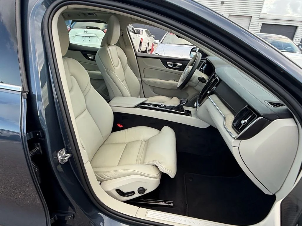 Used 2021 Blue Volvo T5 Inscription image 16