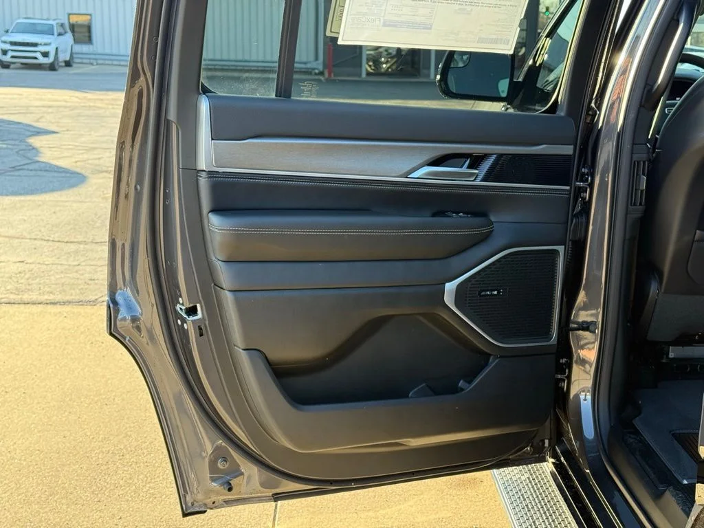 New 2026 Baltic-Gray Metallic Clear-Coat Exterior Paint Jeep Upland image 17