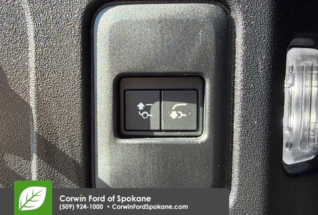 Used 2025  Land Rover X-Dynamic SE image 19