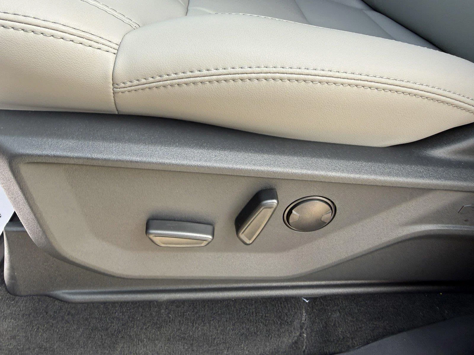 New 2027 Star White Metallic Tri-Coat Ford MAX Active image 14