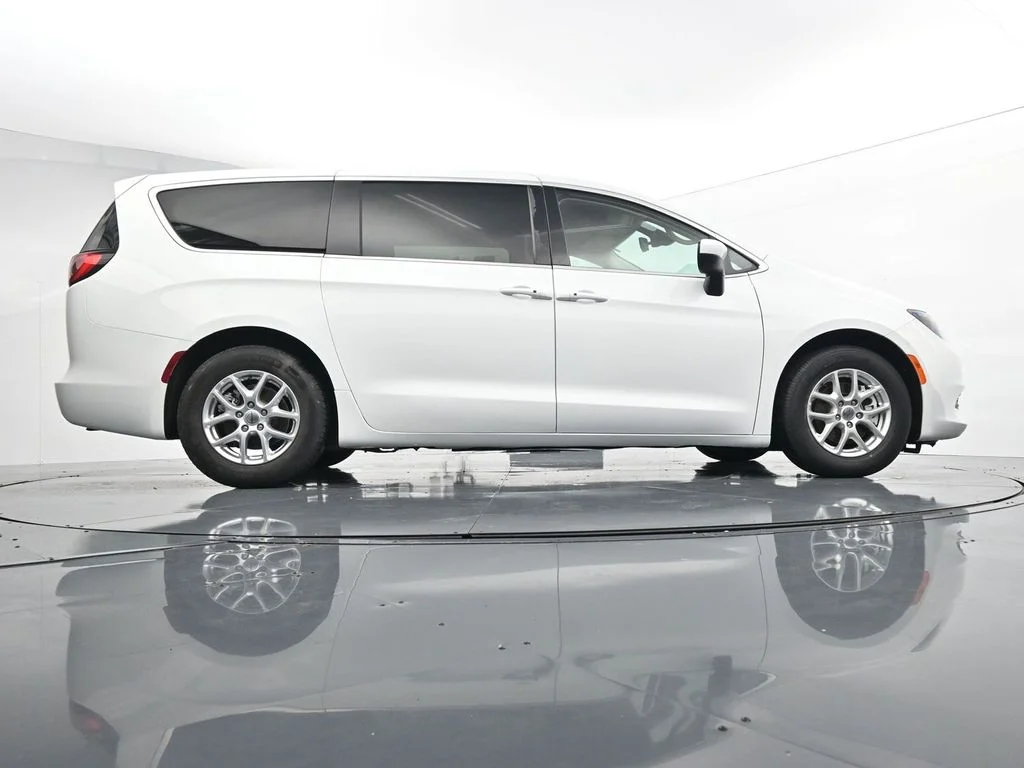 Used 2023 White Chrysler LX image 37