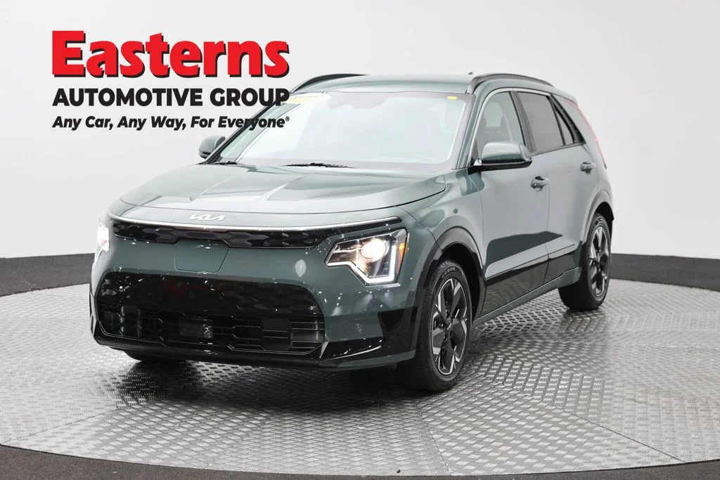 Used 2023 Green Kia Wind image 1