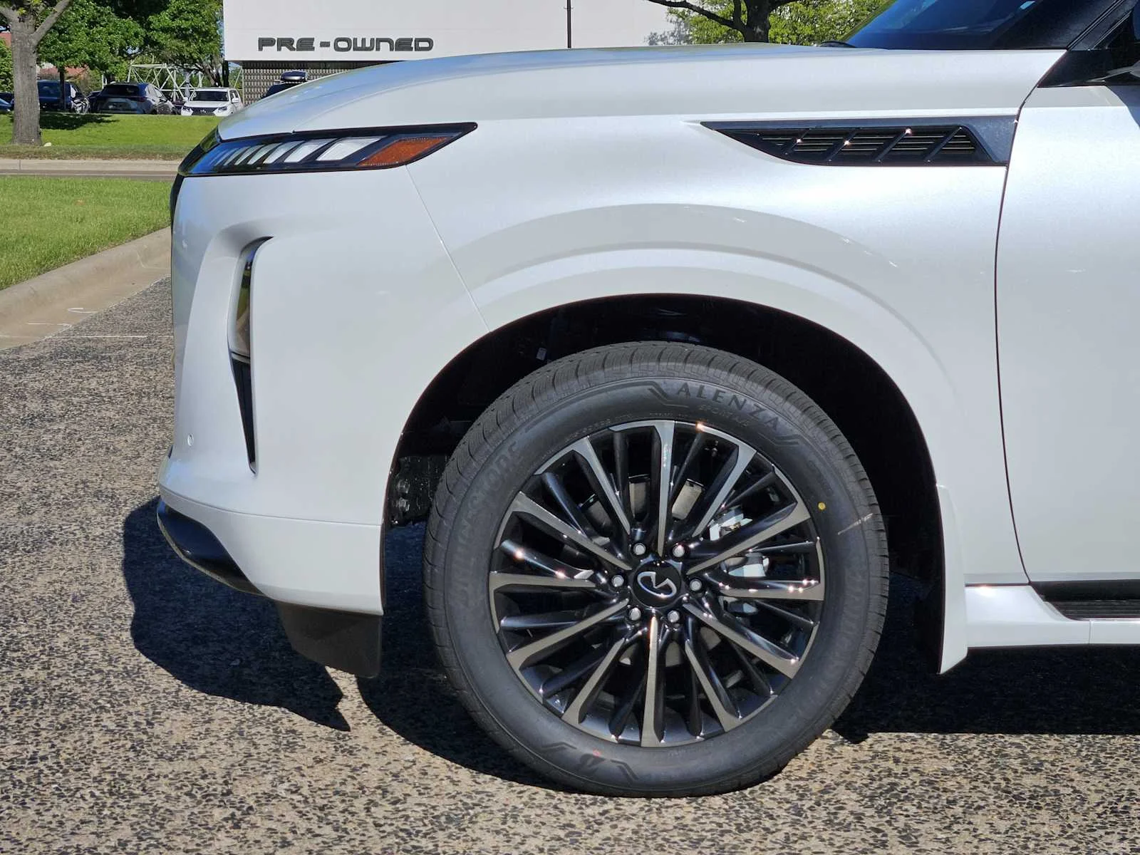 New 2026 2T RADIANT WHIT INFINITI Autograph 4WD image 5