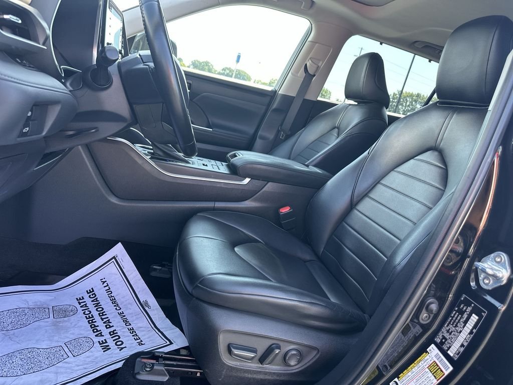 Used 2022 Black Toyota XLE image 17