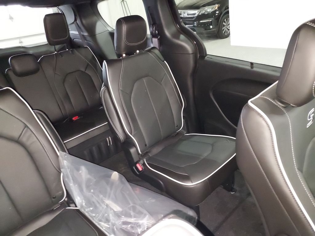 2026 Chrysler Pacifica Limited - Photo 17
