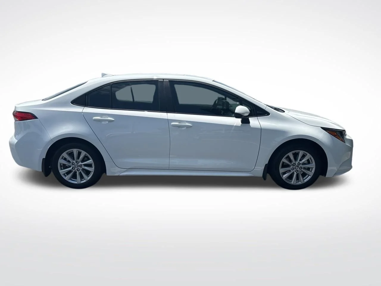 Used 2025 Ice Toyota LE image 5