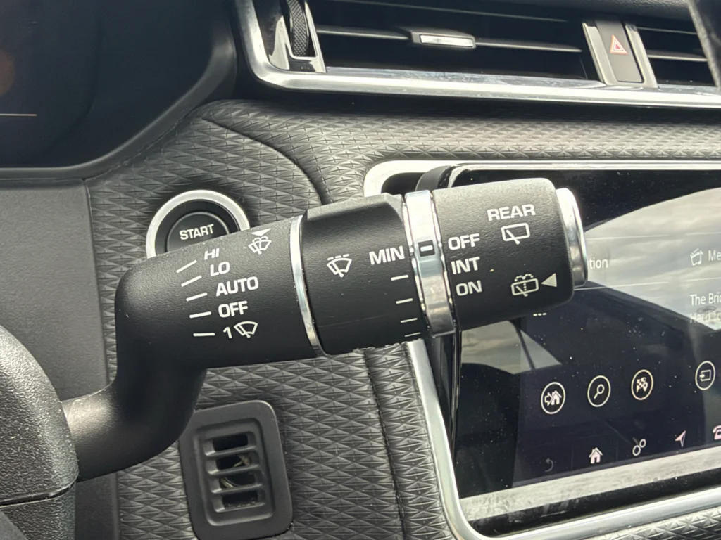 Used 2019 Corris Grey Metallic Land Rover R-Dynamic SE image 16