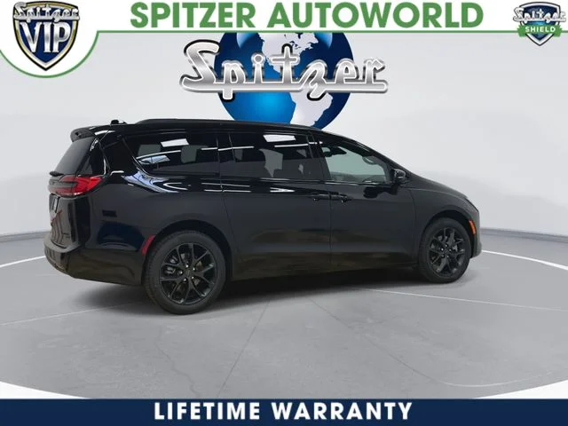 New 2027 Diamond Black Crystal Pearl-Coat Exterior Paint Chrysler Limited image 10