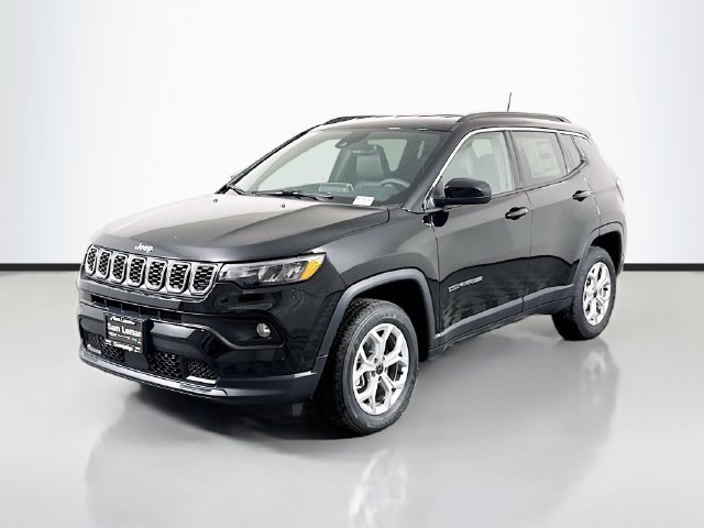 New 2026 Diamond Black Crystal Pearl-Coat Exterior Paint Jeep Latitude image 3