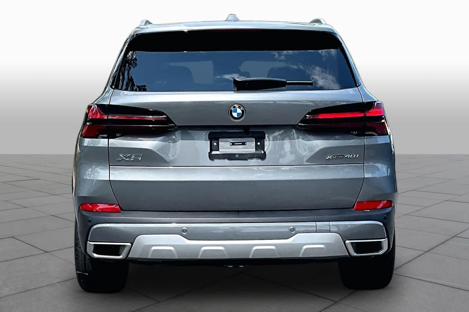 Used 2026 Skyscraper Grey Metallic BMW xDrive40i image 5