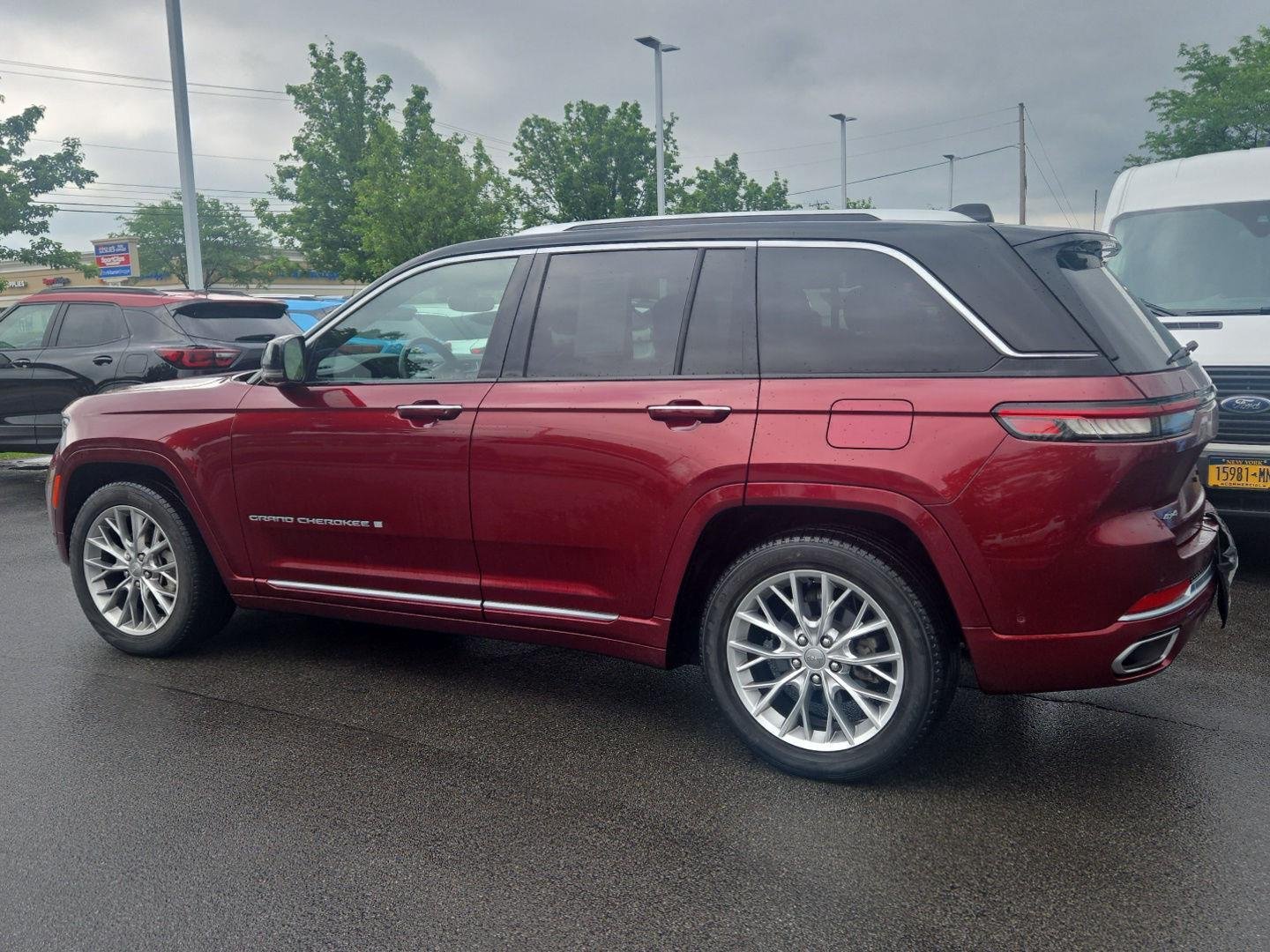 Used 2023 Velvet Red Pearlcoat Jeep Summit image 4