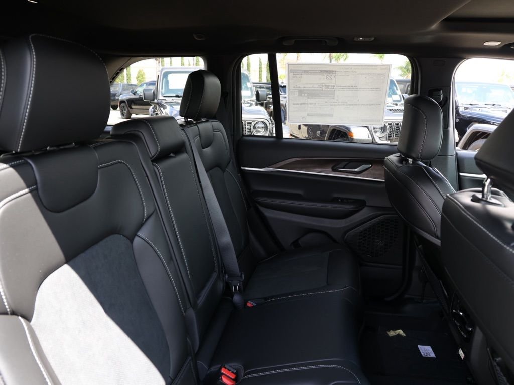 New 2026 Velvet Red Pearl-Coat Exterior Paint Jeep Laredo Altitude image 17