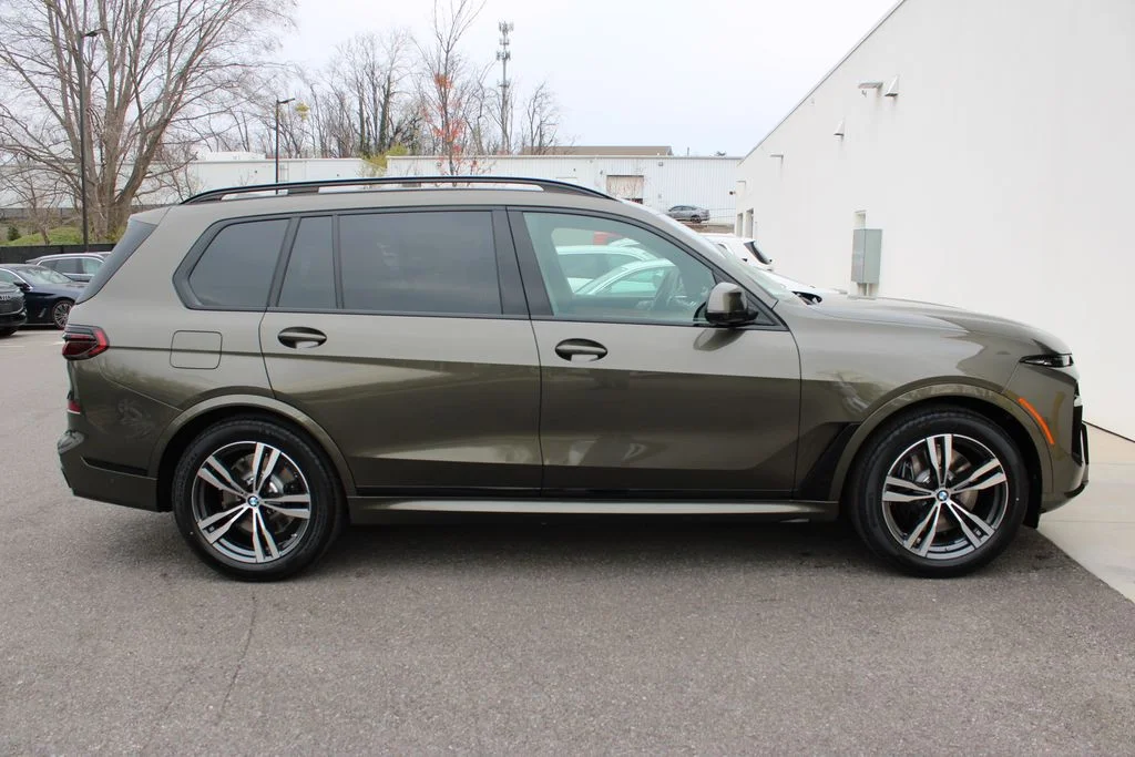 New 2026 Manhattan Green Metallic BMW xDrive40i image 30