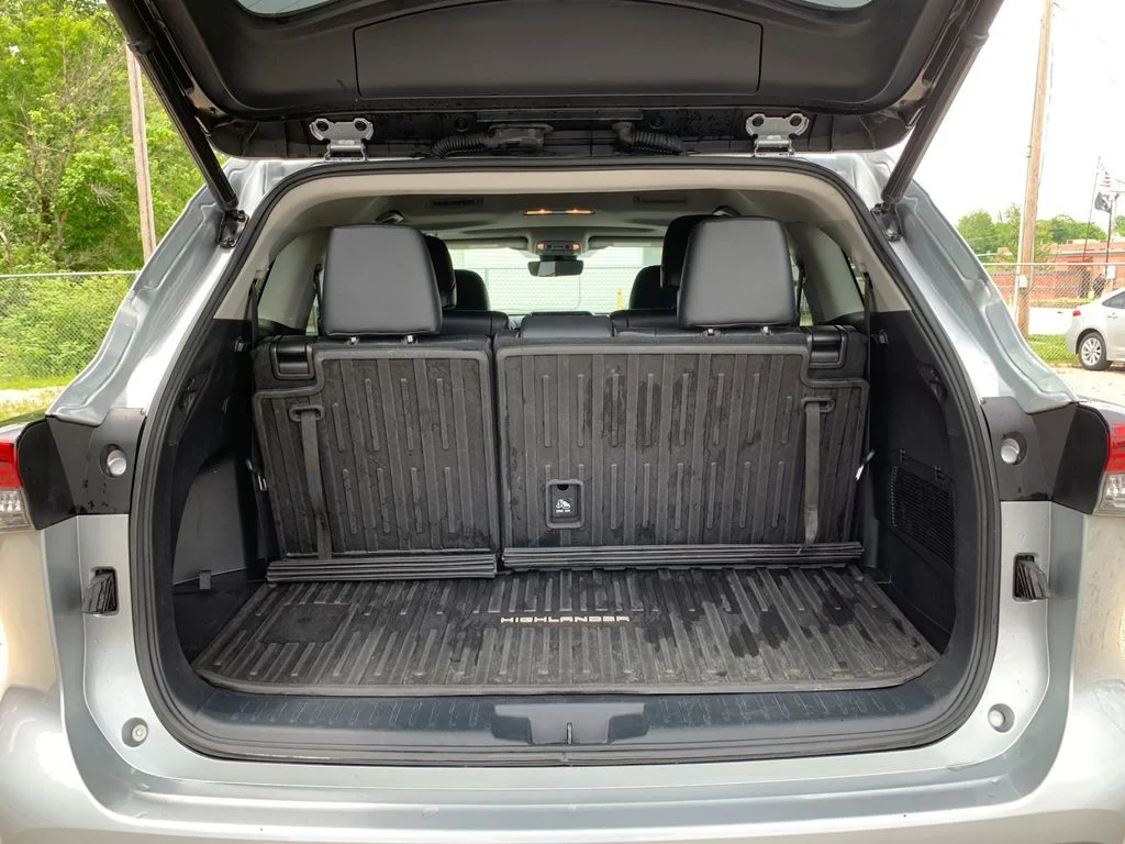 Used 2022 Silver Toyota XLE image 19