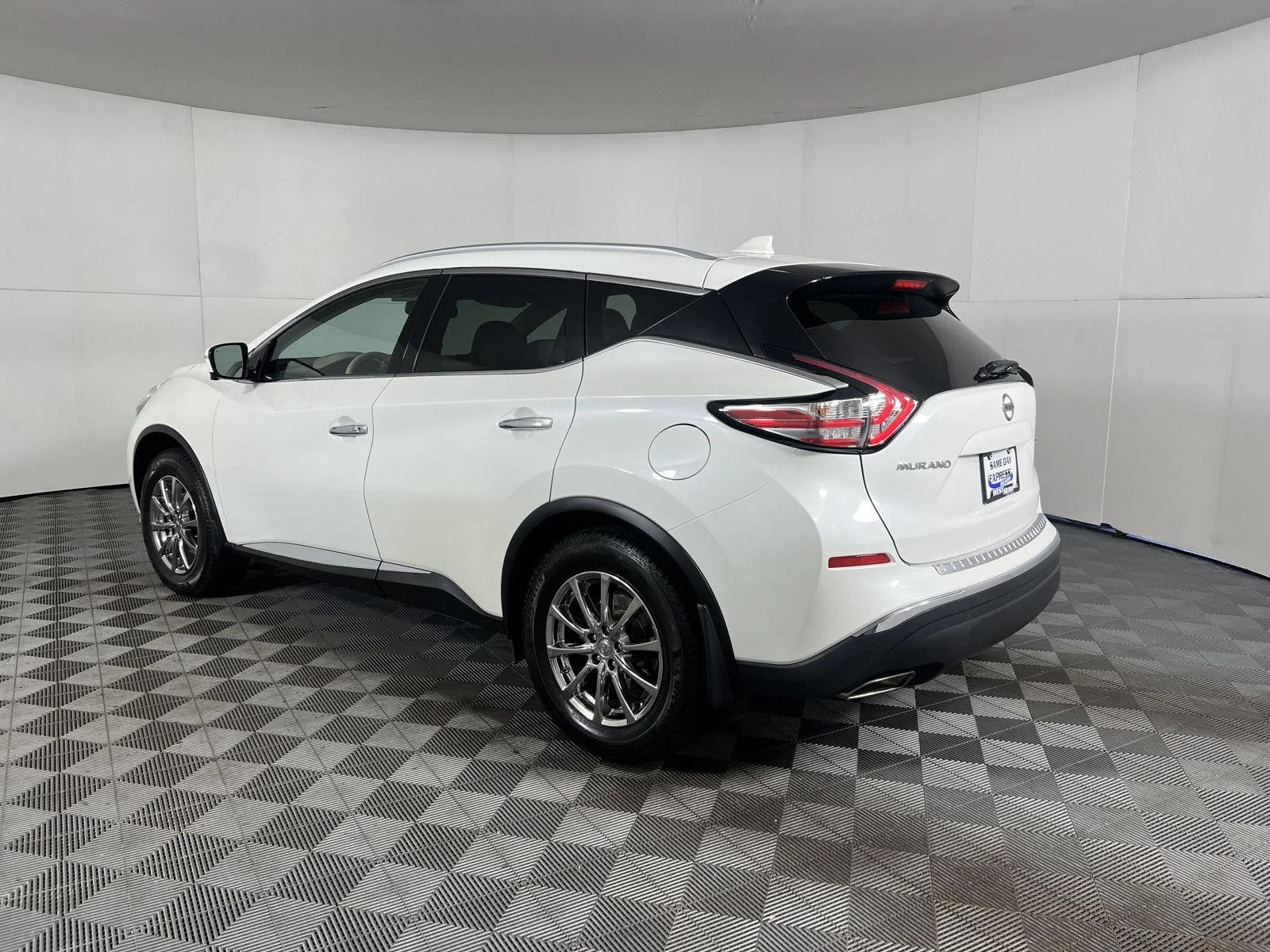 Used 2018 Pearl White Nissan SL image 7