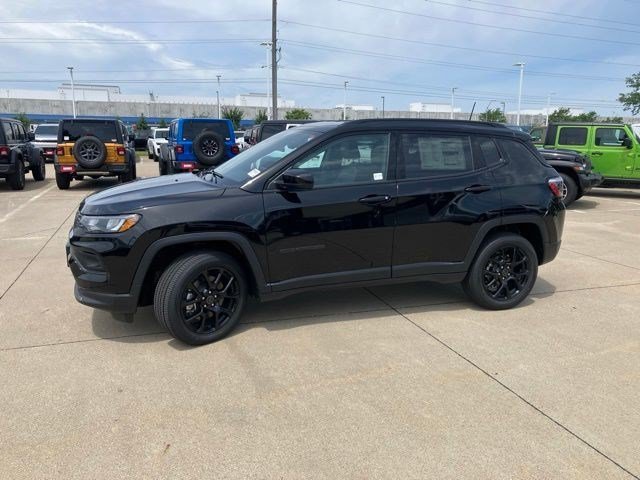 New 2026 Diamond Black Crystal Pearlcoat Jeep Latitude Altitude image 4