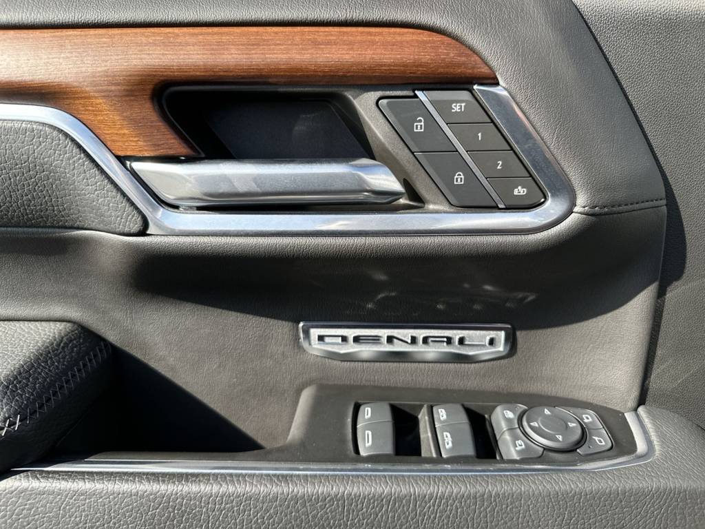 Used 2023 White GMC Denali image 21