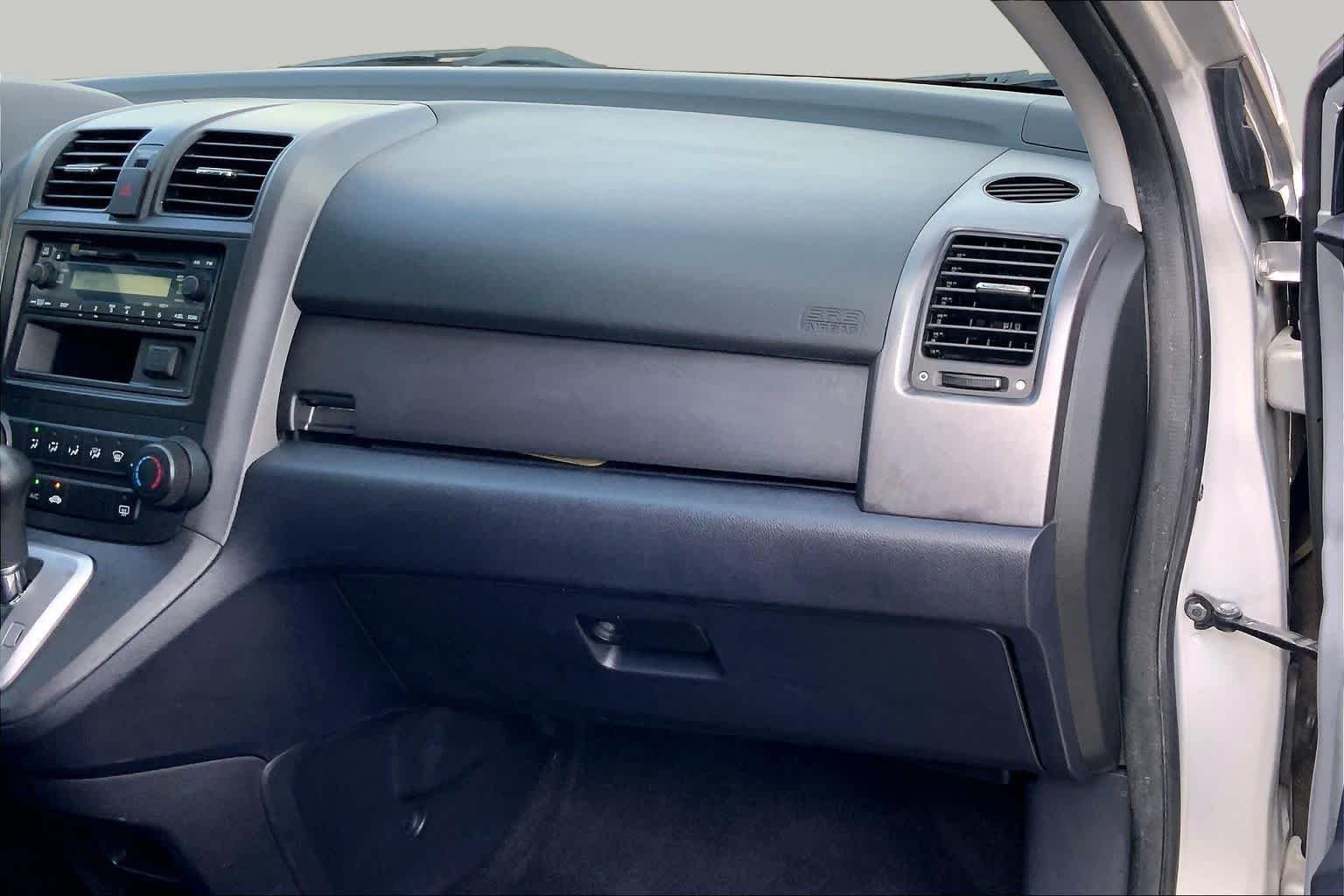 Used 2009 Alabaster Silver Metallic Honda LX image 17