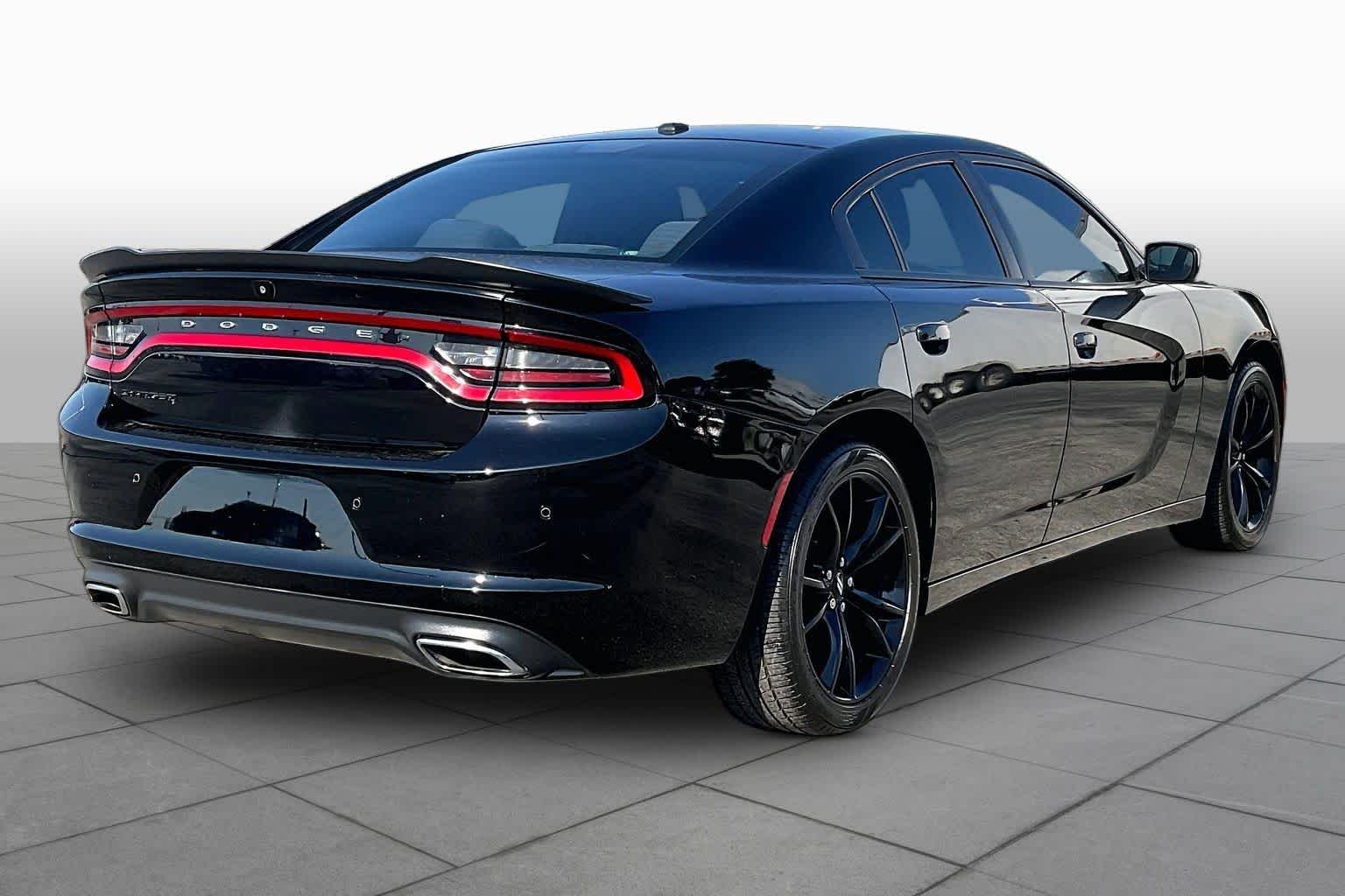 Used 2018 Pitch Black Clearcoat Dodge SXT image 13
