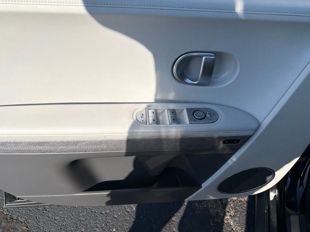 Used 2023 Black Hyundai Limited image 9