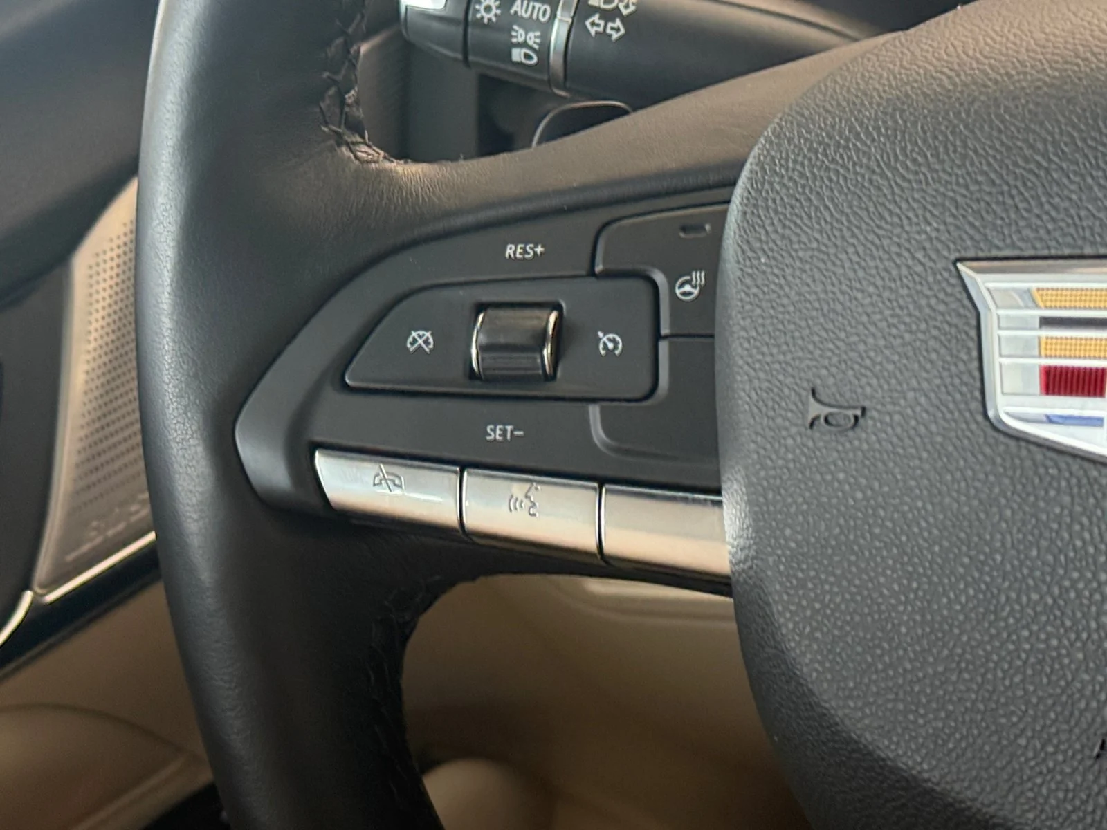 Used 2020 CRYSTAL WHITE TRICOAT Cadillac Luxury image 10