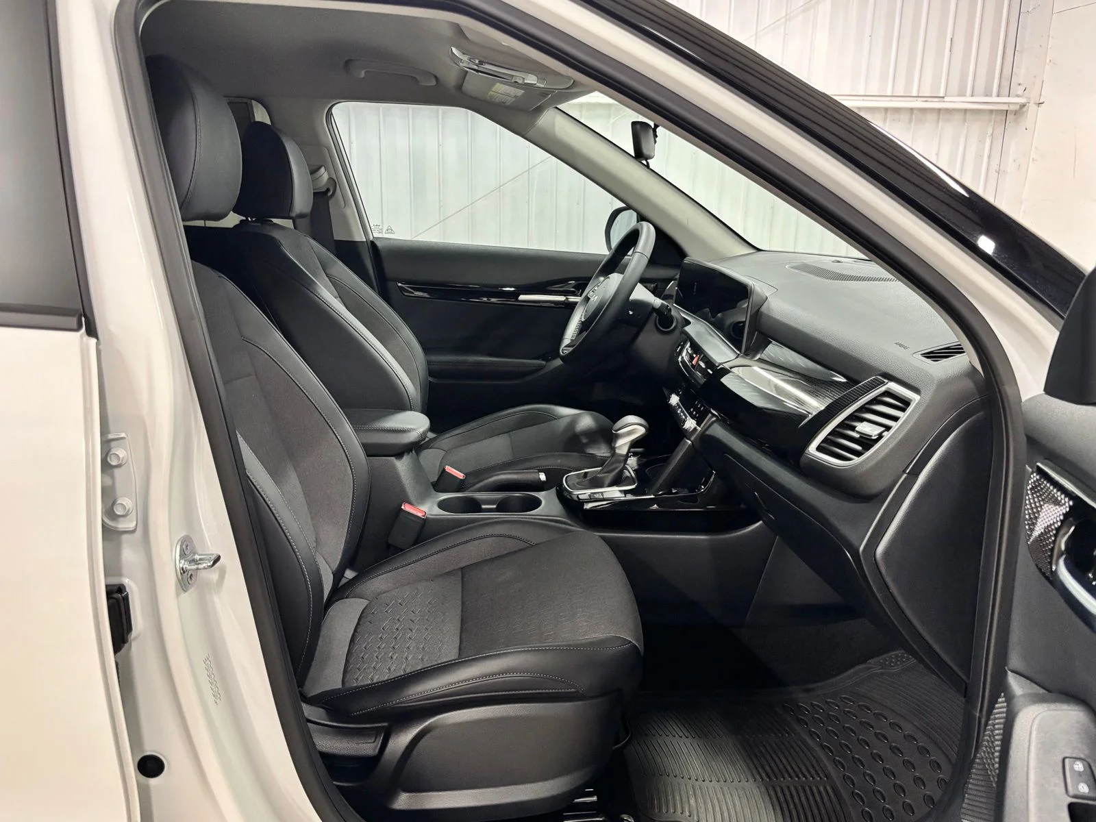 Used 2025 White Kia S image 21