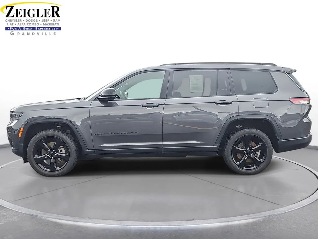 Used 2023 Gray Jeep Altitude image 8