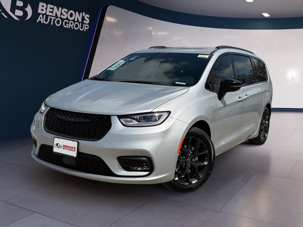 2026 Chrysler Pacifica Limited's photo