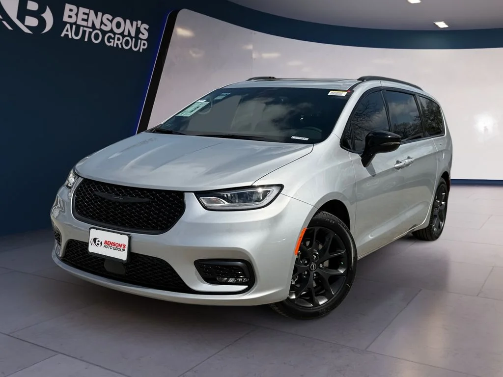 2026 Chrysler Pacifica Limited's photo