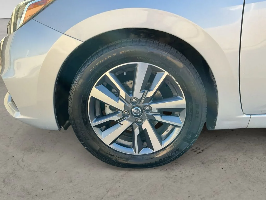Used 2020 Silver Nissan 1.6 SV image 6