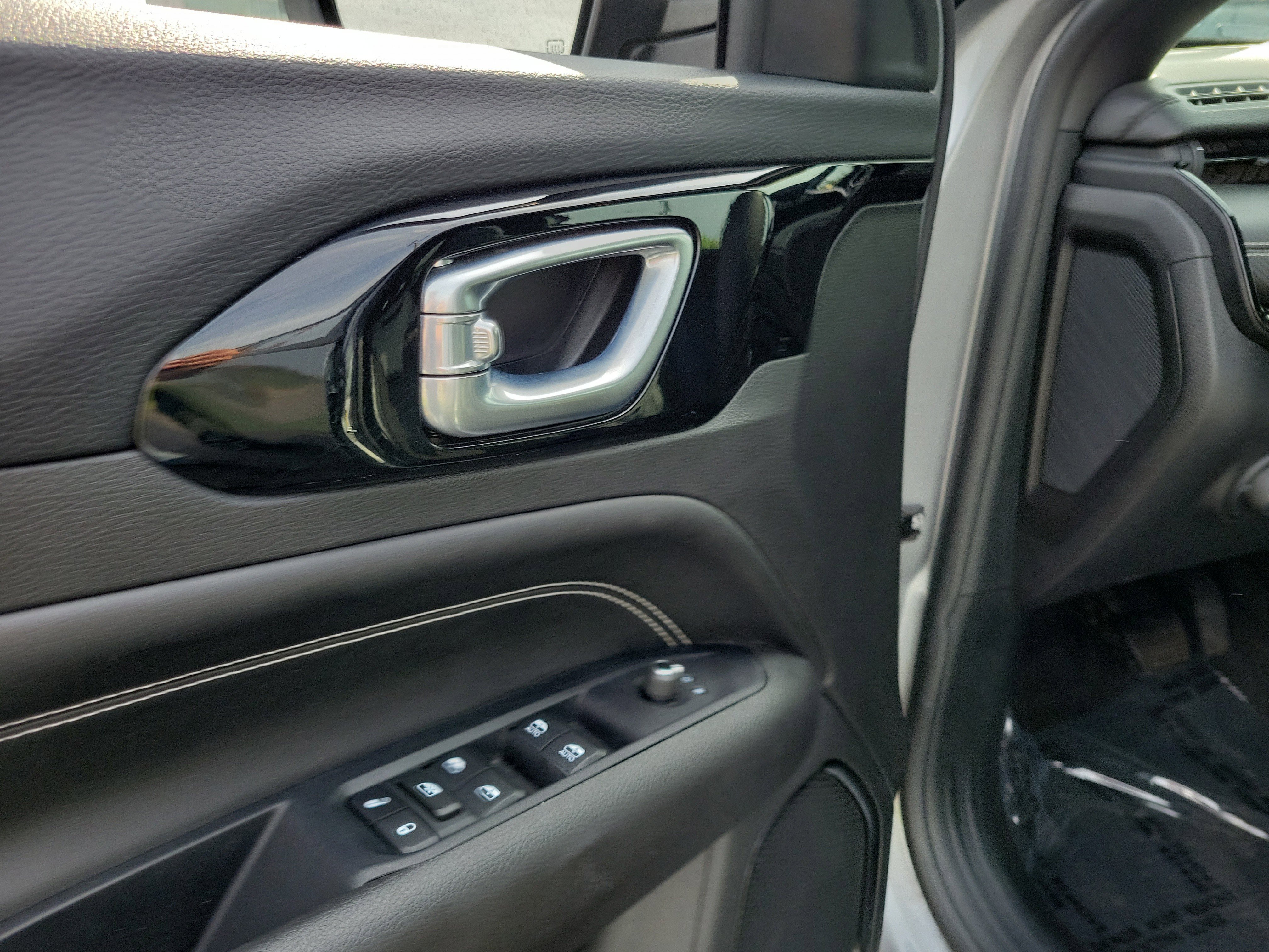Used 2022 Billet Silver Metallic Clearcoat Jeep Altitude image 18