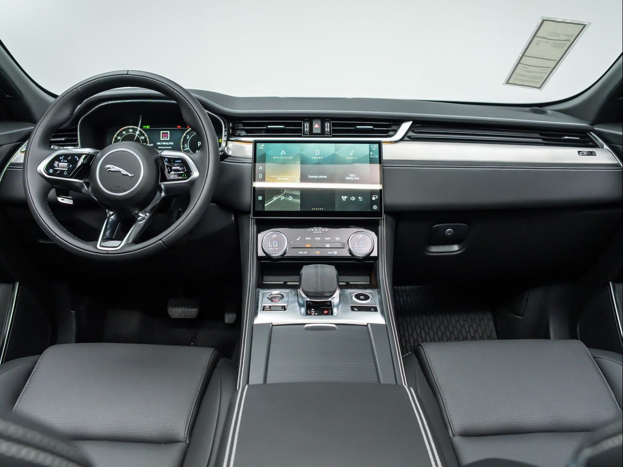 2025 Jaguar F-PACE R-Dynamic S - Photo 19