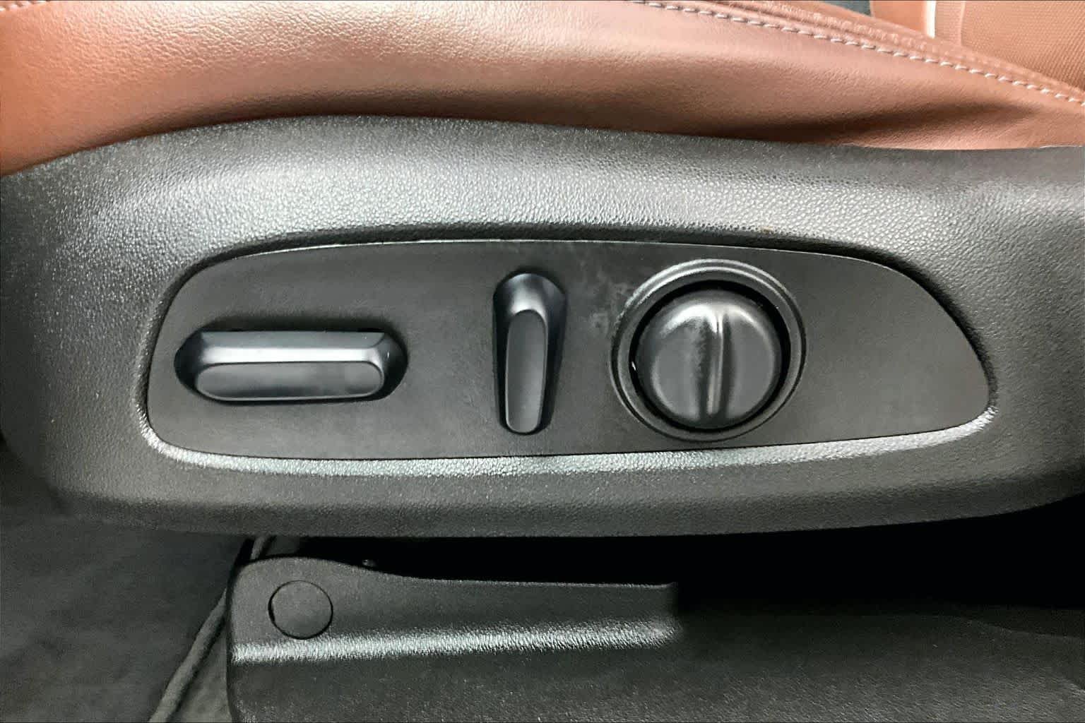 Used 2018 Includes Pitch Dark Night lower exterior accent color. Buick Avenir image 29