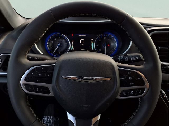 Used 2025  Chrysler Select image 10