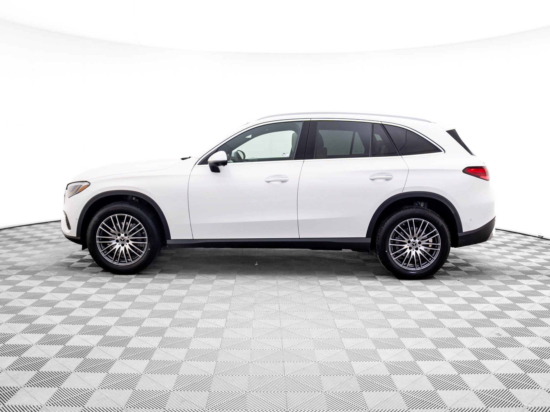 New 2026 White Mercedes-Benz GLC 300 image 2