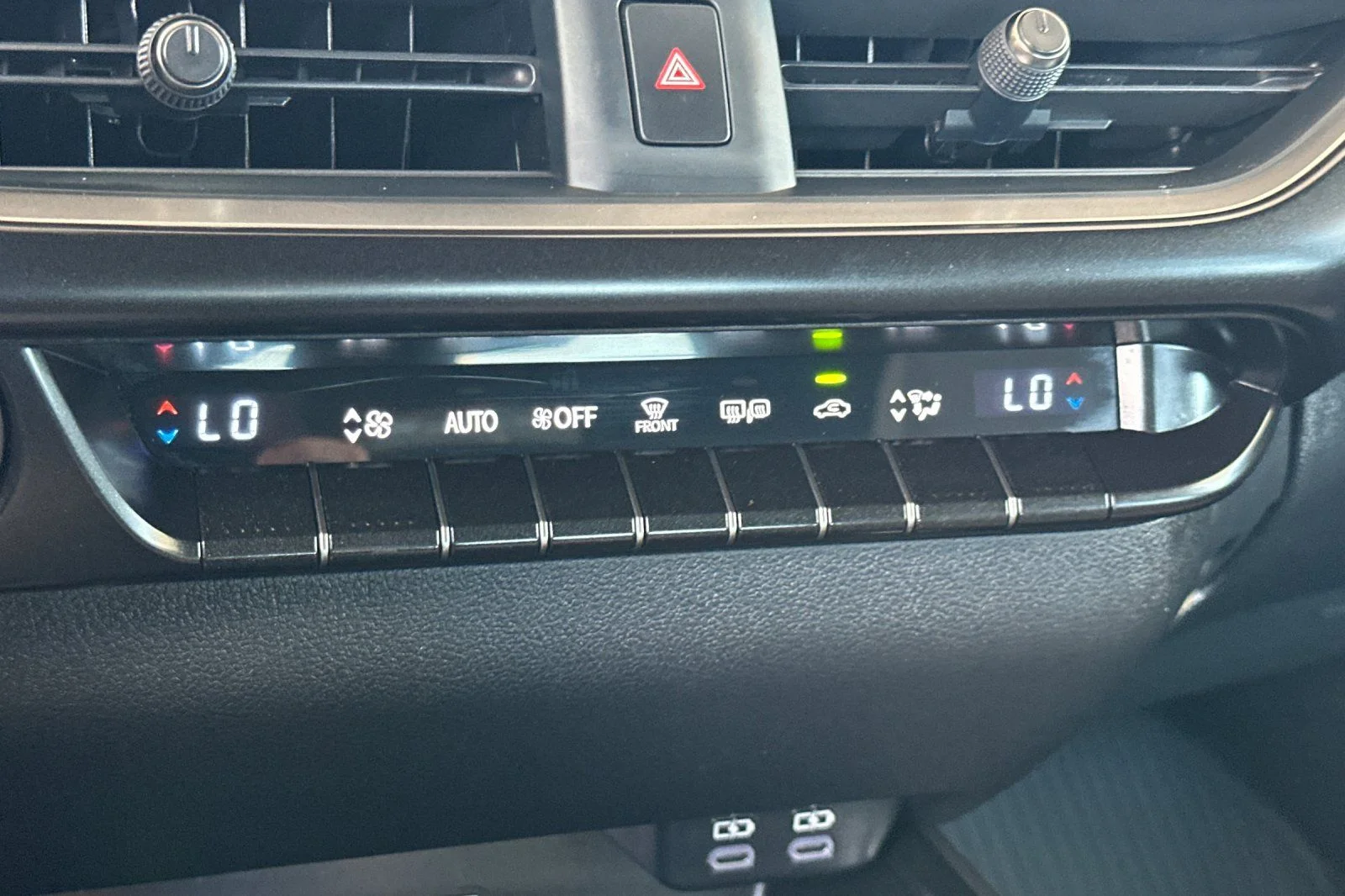 2025 Lexus UX Hybrid 300h - Photo 17