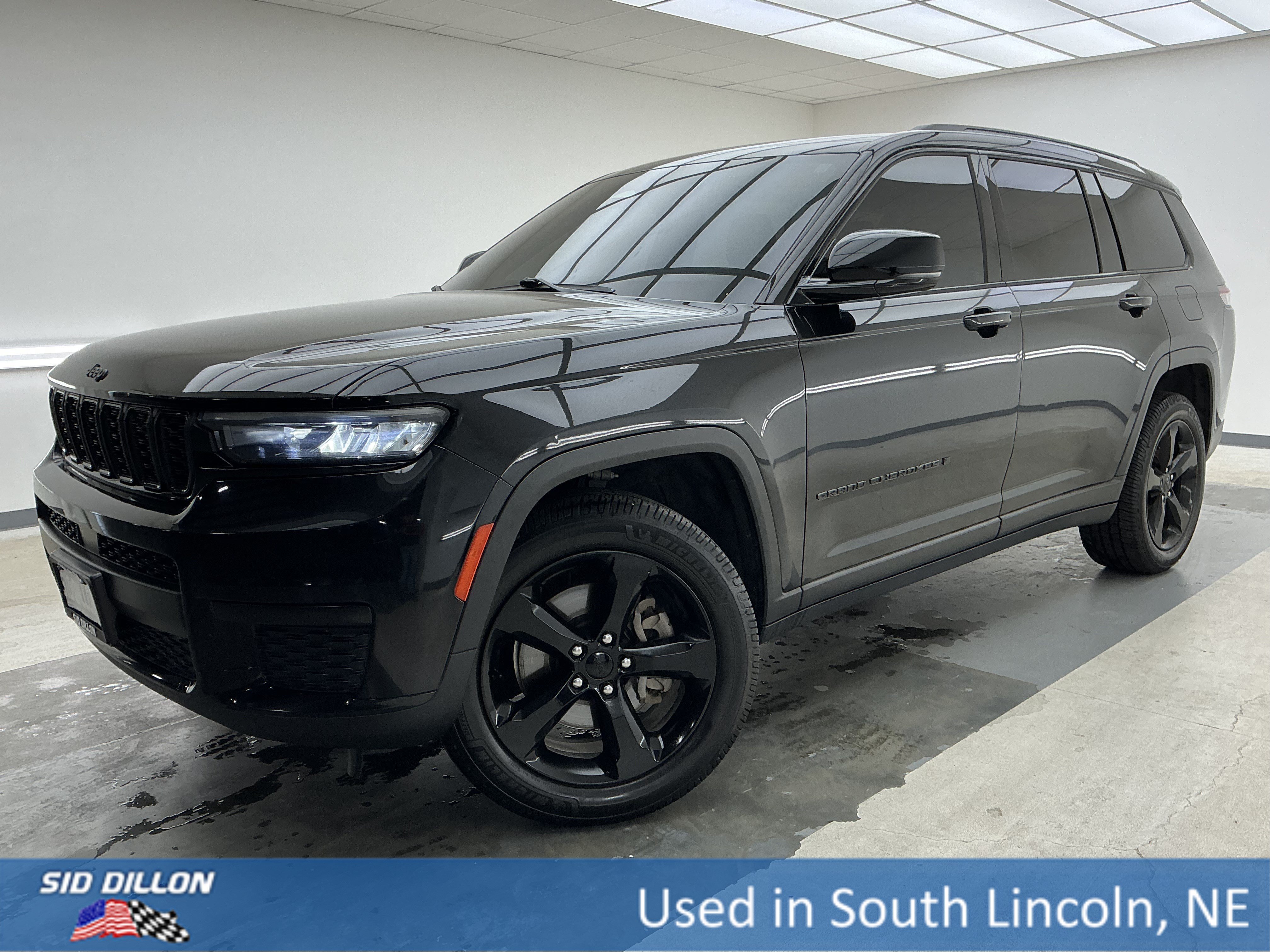 Used 2021 Diamond Black Crystal Pearlcoat Jeep Altitude image 1