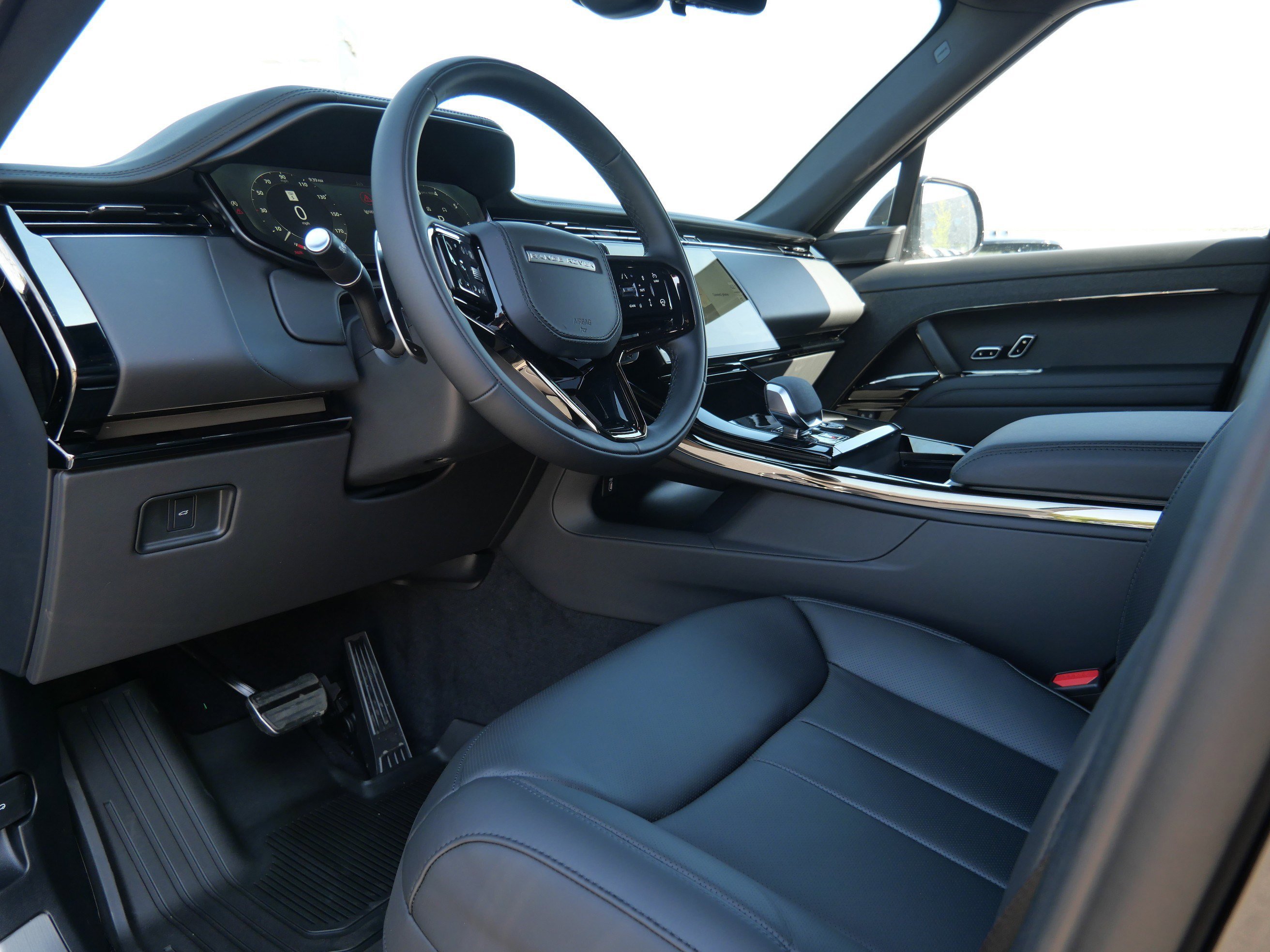 New 2026 Santorini Black Land Rover Dynamic SE image 3