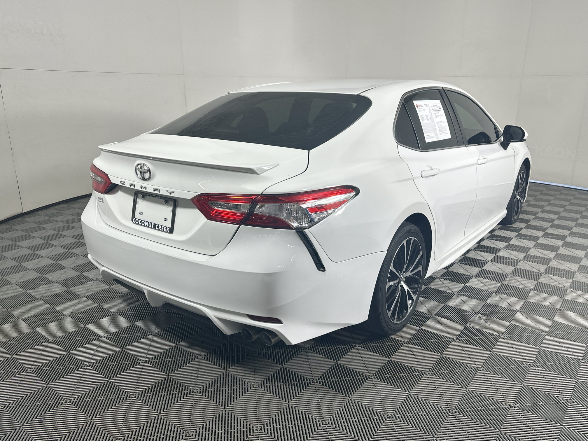 Used 2018 Super White Toyota SE image 3