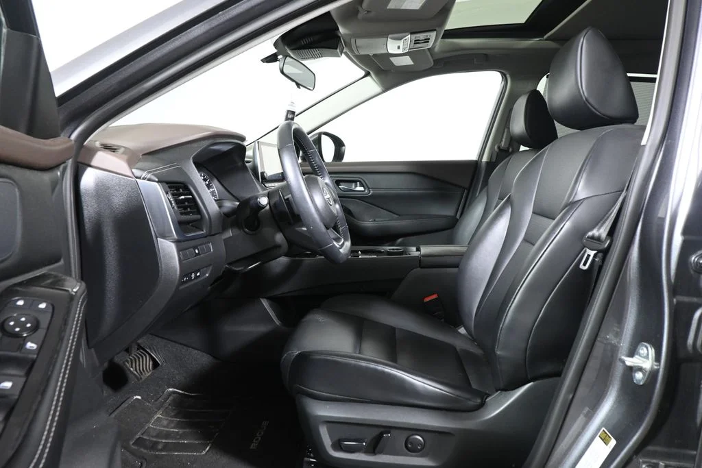 Used 2023 Gray Nissan SV image 3