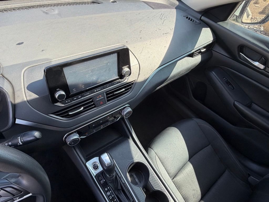 Used 2021 White Nissan 2.5 S image 17