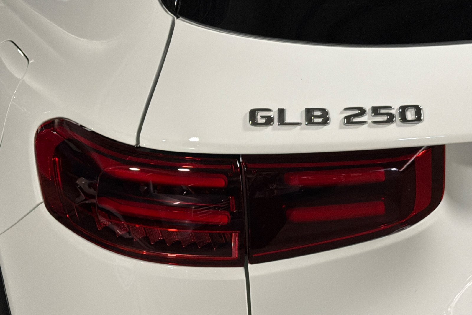 New 2026 Polar White Mercedes-Benz GLB 250 SUV image 26