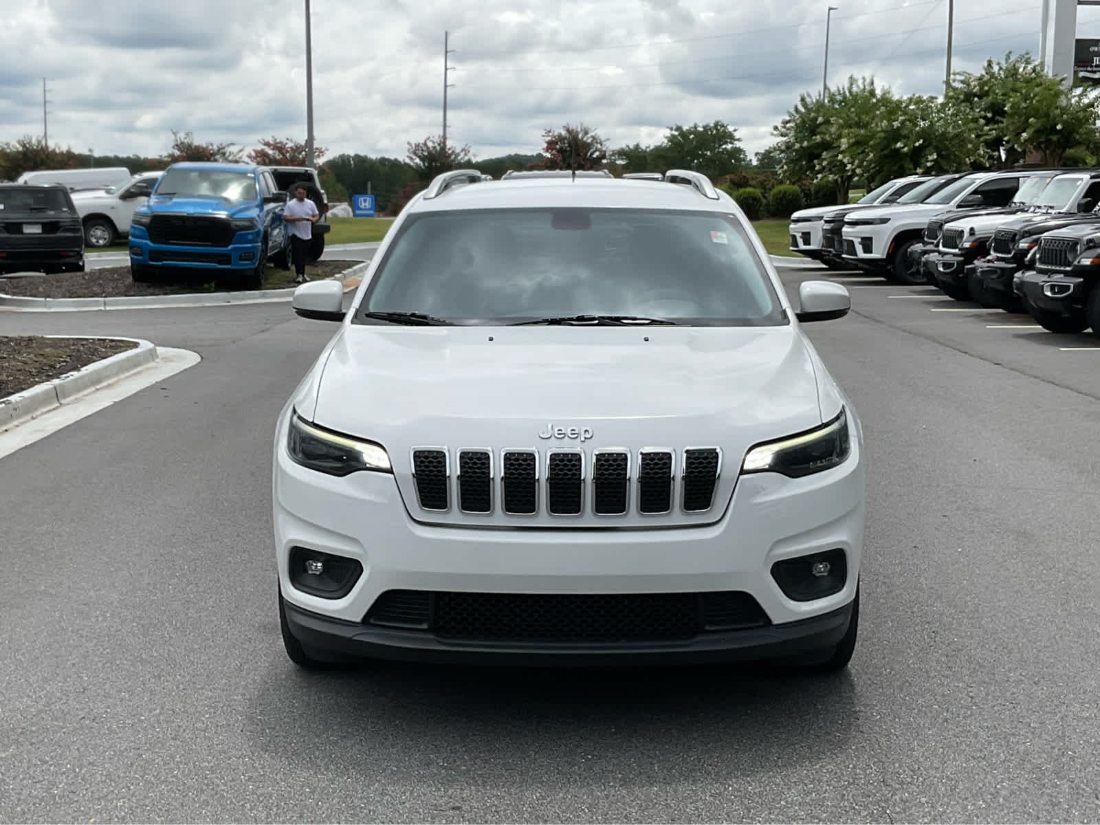 Used 2019 Bright White Clearcoat Jeep Latitude image 2