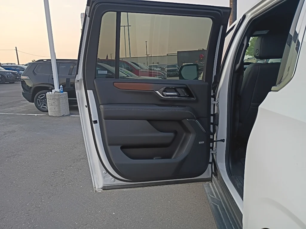 Used 2025 White GMC Denali image 17