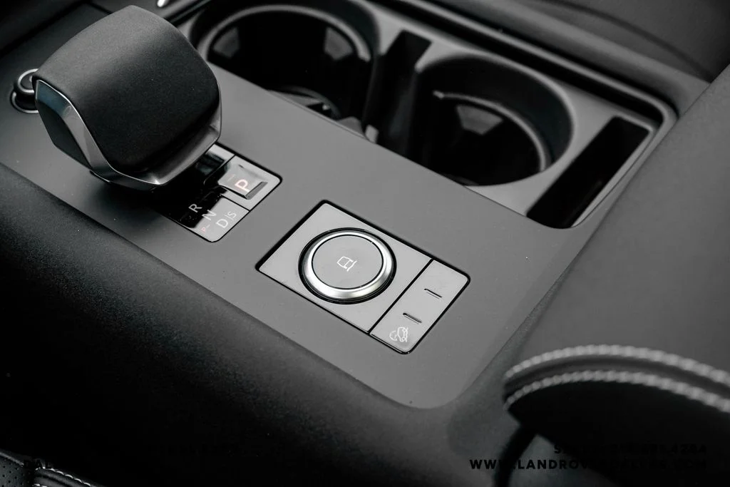 New 2026 Santorini Black Metallic Land Rover Dynamic SE image 26