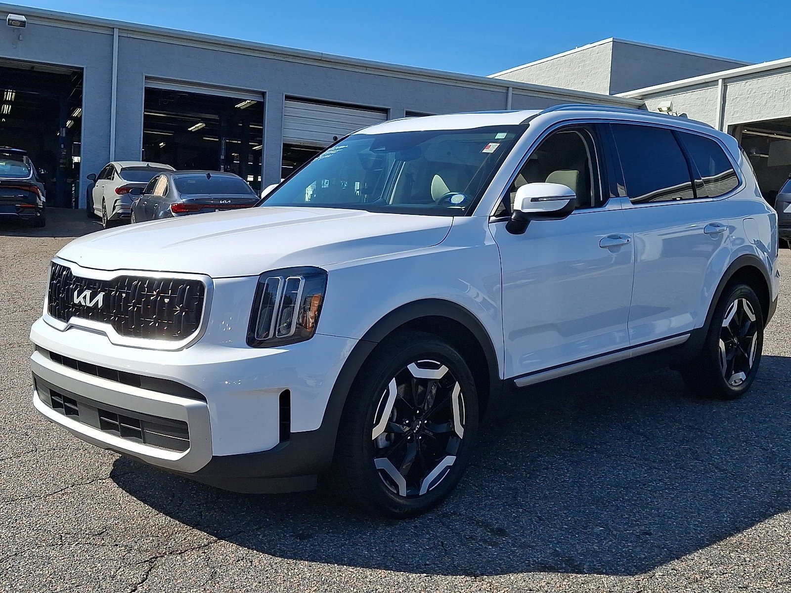 Used 2024 Glacial White Pearl Kia EX image 3