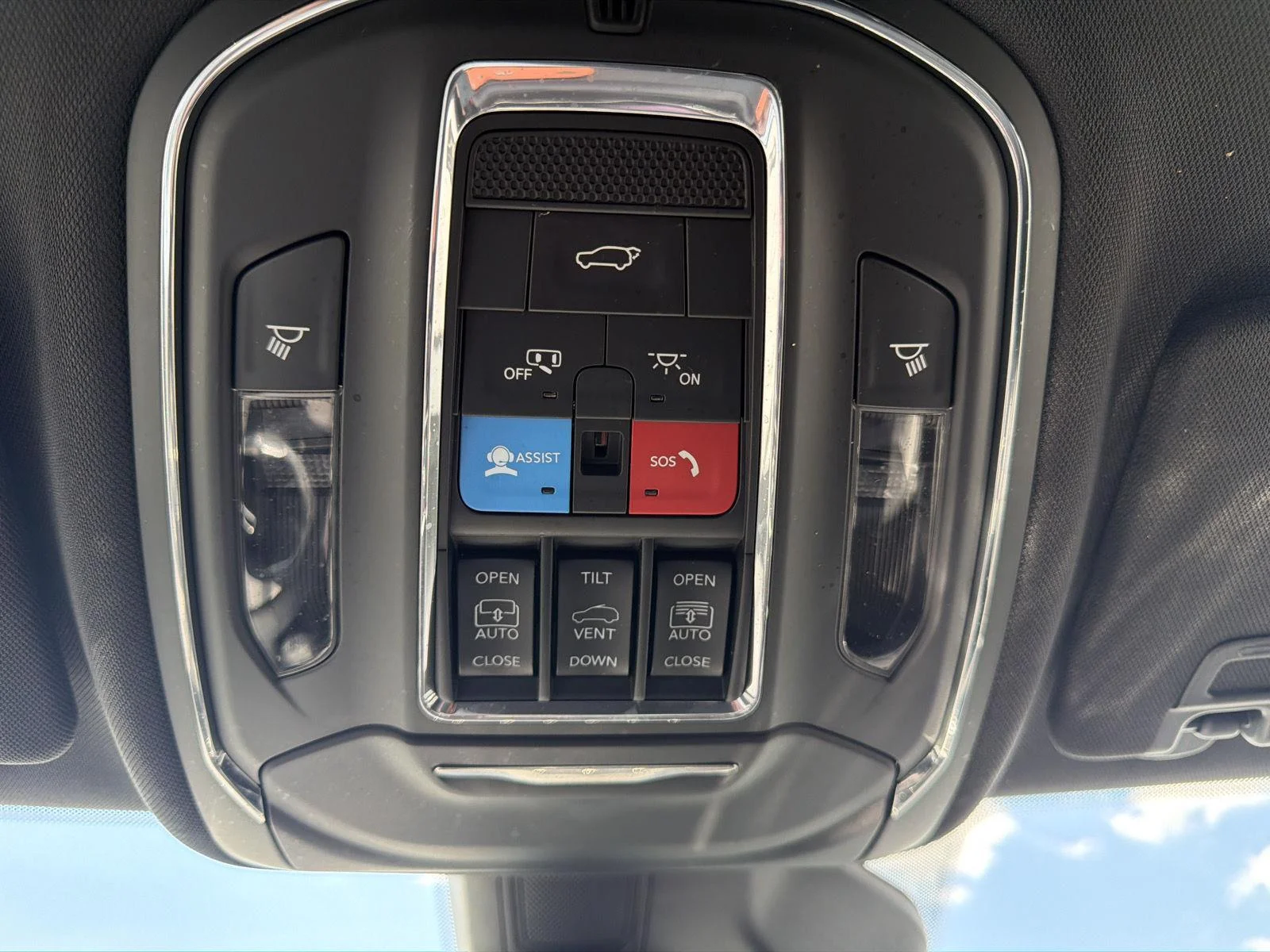 Used 2024 Diamond Black Crystal Pearlcoat Jeep Limited image 28