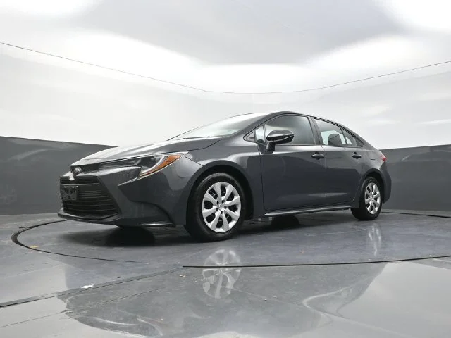 Used 2025  Toyota LE image 33